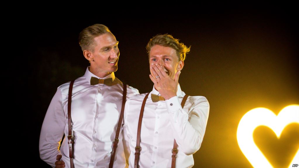 Entra ley en rigor, minutos después se lleva a cabo primer matrimonio gay en Australia